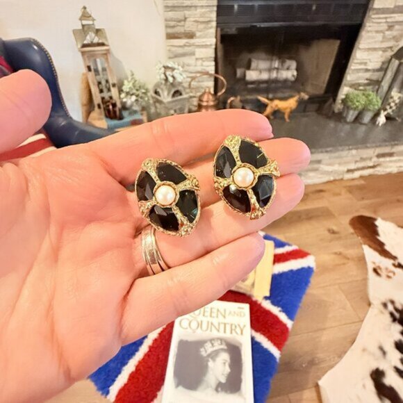 💰3/$15💰1980's Black gold & faux pearl clip-on statement earrings - Picture 2 of 10